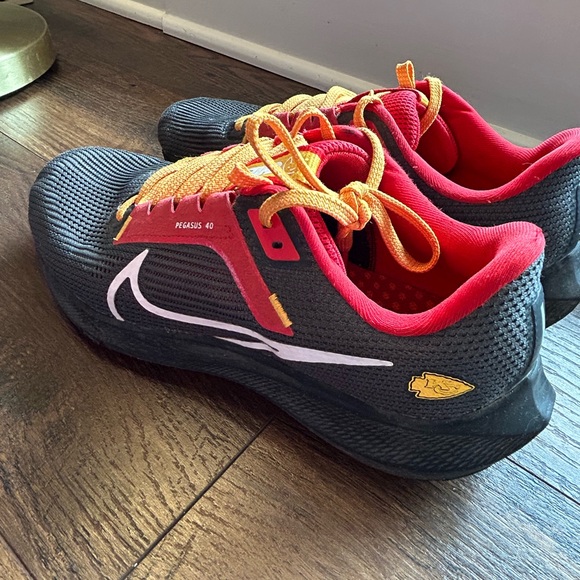 KC Chiefs Nike Pegasus 40 Black and Red Sneakers - Picture 1 of 6